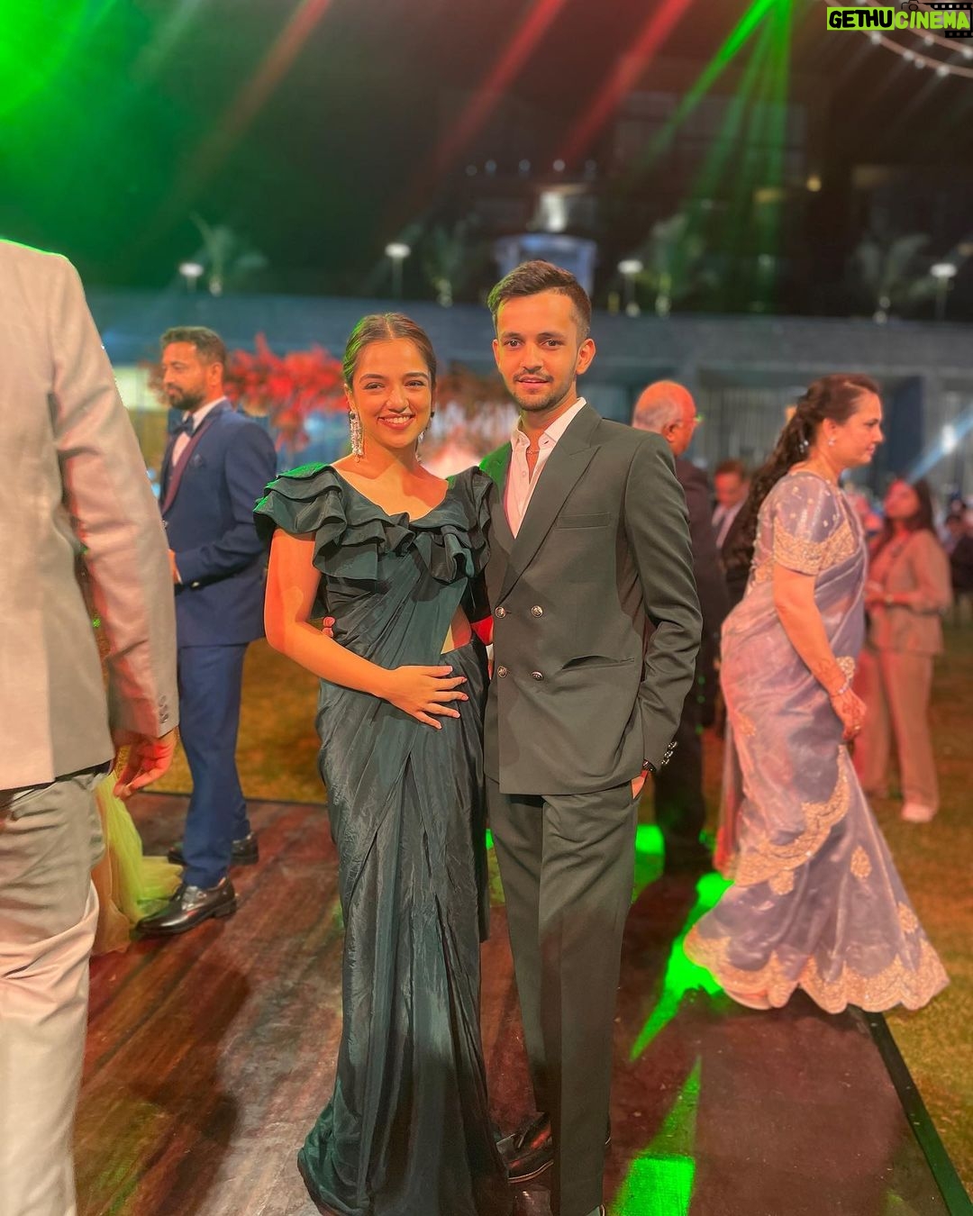 Ahsaas Channa Instagram - And that’s a wrap on the most beautiful and wholesome wedding I got to be a part of. Congratulations to my favourite couple ever. I love you both so much @ritikaturakhia01 @sunny2305 I made some amazing memories and friends during these 2 days. Always keeping these people close ❤️ #SunKissedRitika Wearing @kalkifashion Earrings @swabhimannjewellery Styled by my best @stylebykayal Aria Resort & Spa, Nashik