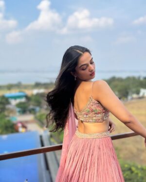 Ahsaas Channa Instagram - Meri Ritika ki shaadi hai 🤍💗💍

( see all photos, swipe till the end okay?)

Styled by @stylebykayal 
Wearing @kalkifashion
