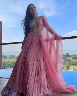 Ahsaas Channa Instagram - Meri Ritika ki shaadi hai 🤍💗💍

( see all photos, swipe till the end okay?)

Styled by @stylebykayal 
Wearing @kalkifashion