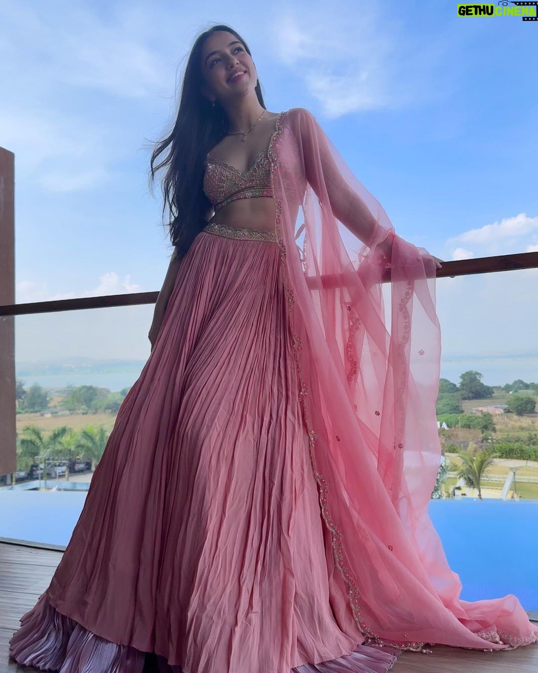 Ahsaas Channa - 548.7K Likes - Meri Ritika ki shaadi hai 🤍💗💍
( see all photos, swipe till the end okay?)
Styled by @stylebykayal
Wearing @kalkifashion