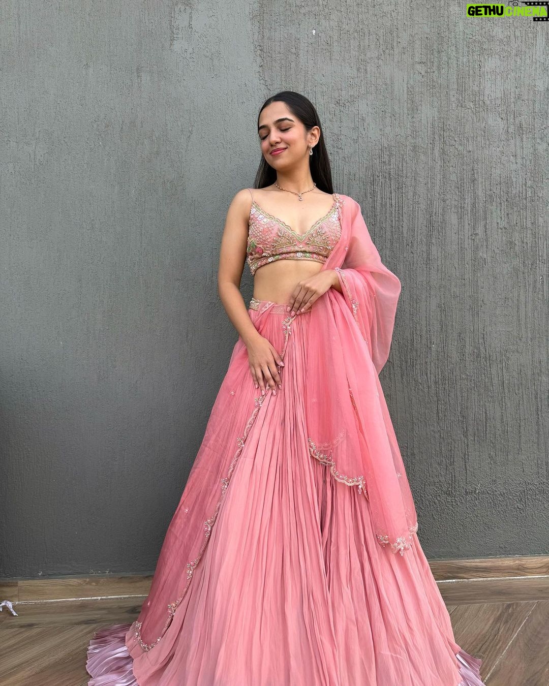 Ahsaas Channa - 548.7K Likes - Meri Ritika ki shaadi hai 🤍💗💍
( see all photos, swipe till the end okay?)
Styled by @stylebykayal
Wearing @kalkifashion