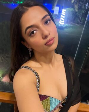 Ahsaas Channa Instagram - Sangeet 🪩

Wearing @surabhi.gandhi 
Earrings @swabhimannjewellery 
Styled by @stylebykayal