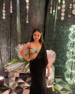 Ahsaas Channa Instagram - Sangeet 🪩

Wearing @surabhi.gandhi 
Earrings @swabhimannjewellery 
Styled by @stylebykayal