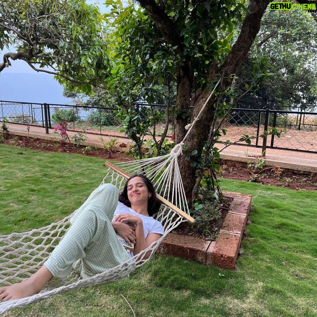 Ahsaas Channa Instagram - I want to go back here!!! I will. Till then, how about you listen to me take a mini getaway to “The Deck & Dawn Ecstasy - Mahabaleshwar, Maharashtra” by @stayvista_official Use my Code - AHSAAS10 Enjoy! #Hosted #minigetaway #mahabaleshwar