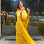 Ahsaas Channa Instagram - Ritika ki mehandi ✨🤍 #SunKissedRitika Wearing @poppiluxe Styled by @stylebykayal