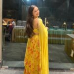 Ahsaas Channa Instagram - Ritika ki mehandi ✨🤍 #SunKissedRitika Wearing @poppiluxe Styled by @stylebykayal