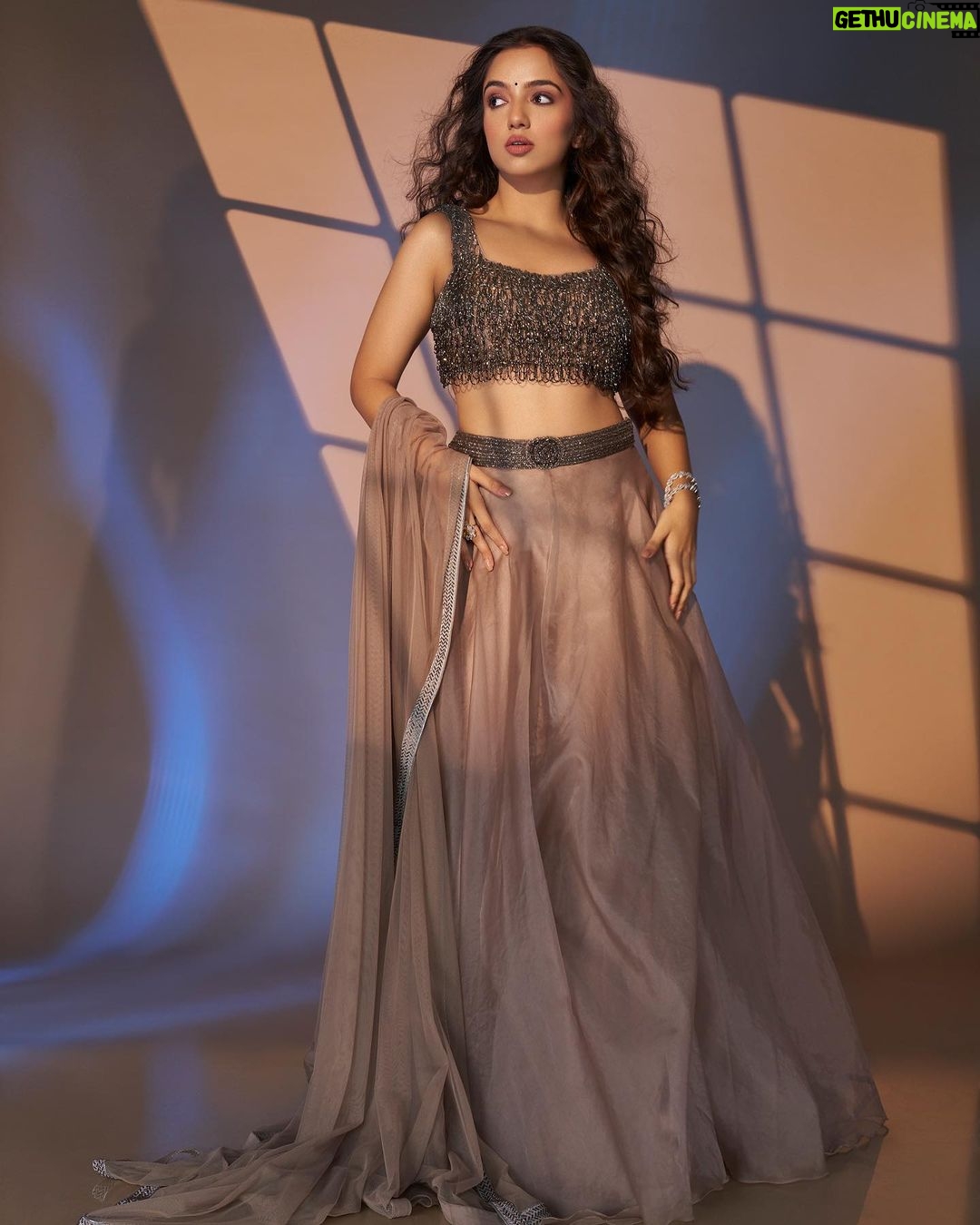 Ahsaas Channa Instagram - 🤎 On the cover of @fablookmagazine Styled by @milliarora7777 Outfit by @tabeerindia Mua @anjalichahalartistry Hair @amuthevar Photographer @nikhilshenoyphoto Cinematographer @chalchitrakar Artist Reputation Management @straighttalkcomm Fablook pr managed by @akshat_gutgutia