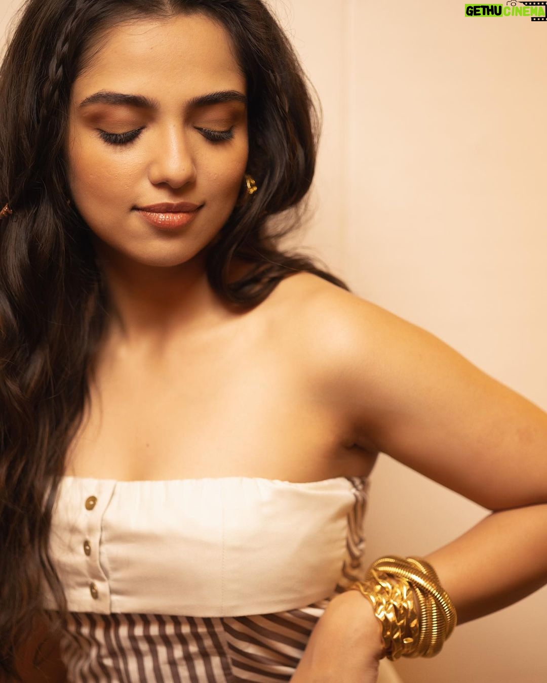 Ahsaas Channa Instagram - Love cafe latte so much so I thought I’ll become one for a day ☕️ Photographed by @vaspaan_shroff Makeup @ritikaturakhia01 Hair @glambydiya Styled by @stylebykayal Assisted by @yashtikaasharmaa Outfit @in.urbansuburban Jewels @inmyelement.jewelry @palmonas_official @auorstudio Heels @londonrag_in