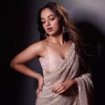 Ahsaas Channa Instagram – Desi mirrorball 

Photographed by @trilogy_works & edited by @retouch_sneha 

Styled by @stylebykayal 
Hair by @view_hairstyles 
Makeup by Me 

Saree @kalkifashion 
Blouse @zwaan.official