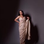 Ahsaas Channa Instagram – Lehron si chaal pe chaal bichade
Dil ko yun behaal bana de

📸 @trilogy_works & edited by @retouch_sneha 

Styled by @stylebykayal 
Makeup I did on my own
Hair @view_hairstyles 

Sari @kalkifashion
Blouse @zwaan.official