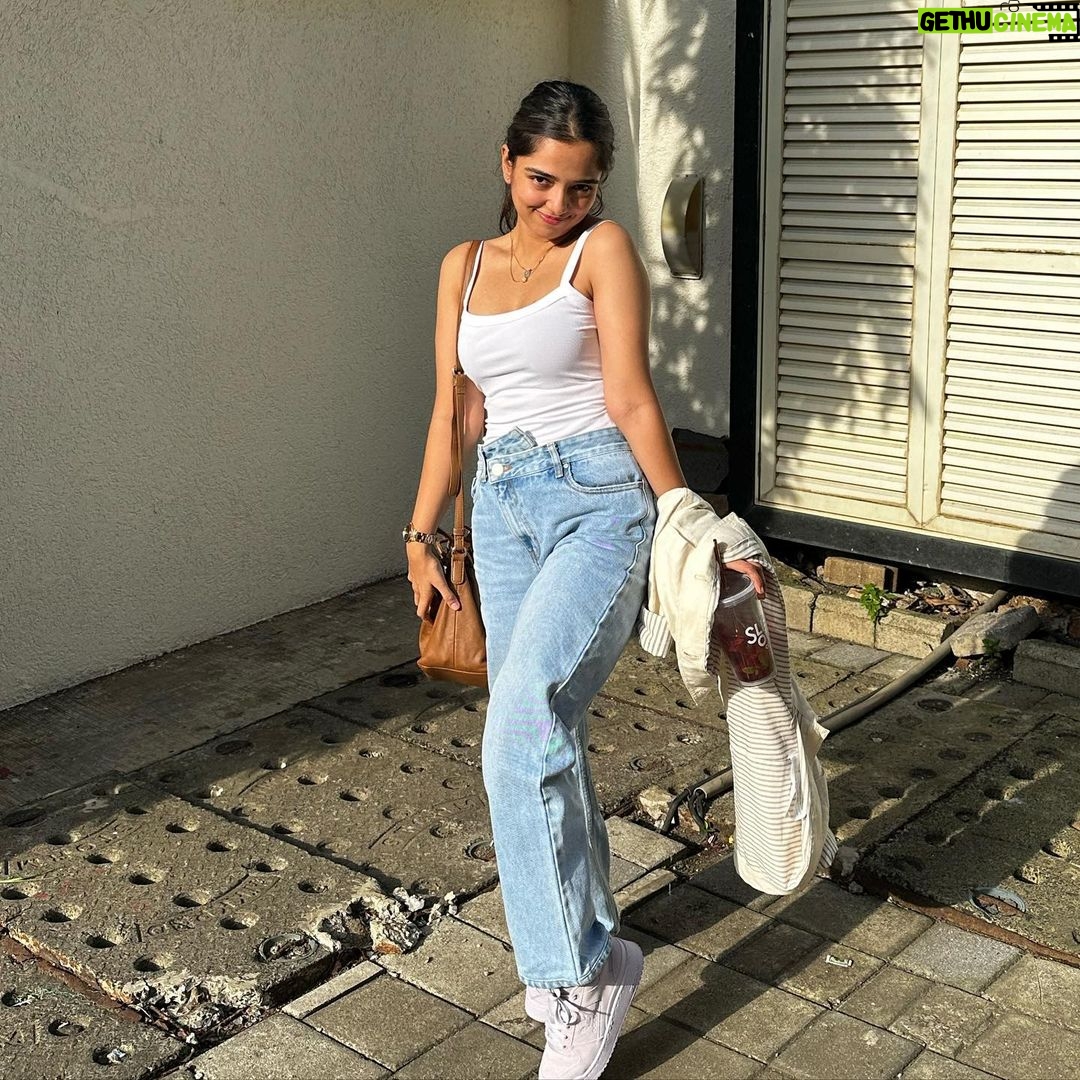 Ahsaas Channa - 415.3K Likes - 🫧🧸⛅️🎀
Channelling my Shilpa Shetty energy from auzaar
Bag @house_of_reecee
Top @urbanic_in
Jeans @bluebrew.in
Shoes @adidasoriginals