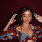 Ahsaas Channa Instagram - Half Ca promotions ❤️‍🔥 📸 @pehelaggarwal Makeup by @ritikaturakhia01 Hair by @glambydiya Styled by @stylebykayal Styling assistant @yashtikasharmaaa Outfit @zi.p__ @aayushishahstudio Earrings : @inaya_accessories Ear cuff @inmyelement.jewelry Shoes @houseofprisca_ @ascend.rohank