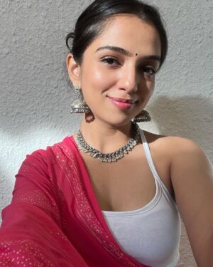 Ahsaas Channa Instagram - 🌷🪷🤍