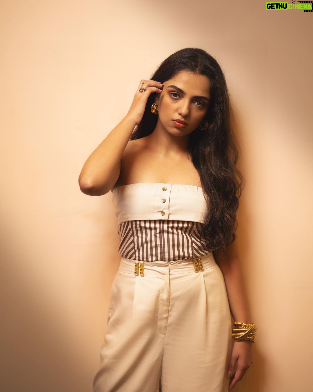 Ahsaas Channa Instagram - Love cafe latte so much so I thought I’ll become one for a day ☕️ Photographed by @vaspaan_shroff Makeup @ritikaturakhia01 Hair @glambydiya Styled by @stylebykayal Assisted by @yashtikaasharmaa Outfit @in.urbansuburban Jewels @inmyelement.jewelry @palmonas_official @auorstudio Heels @londonrag_in