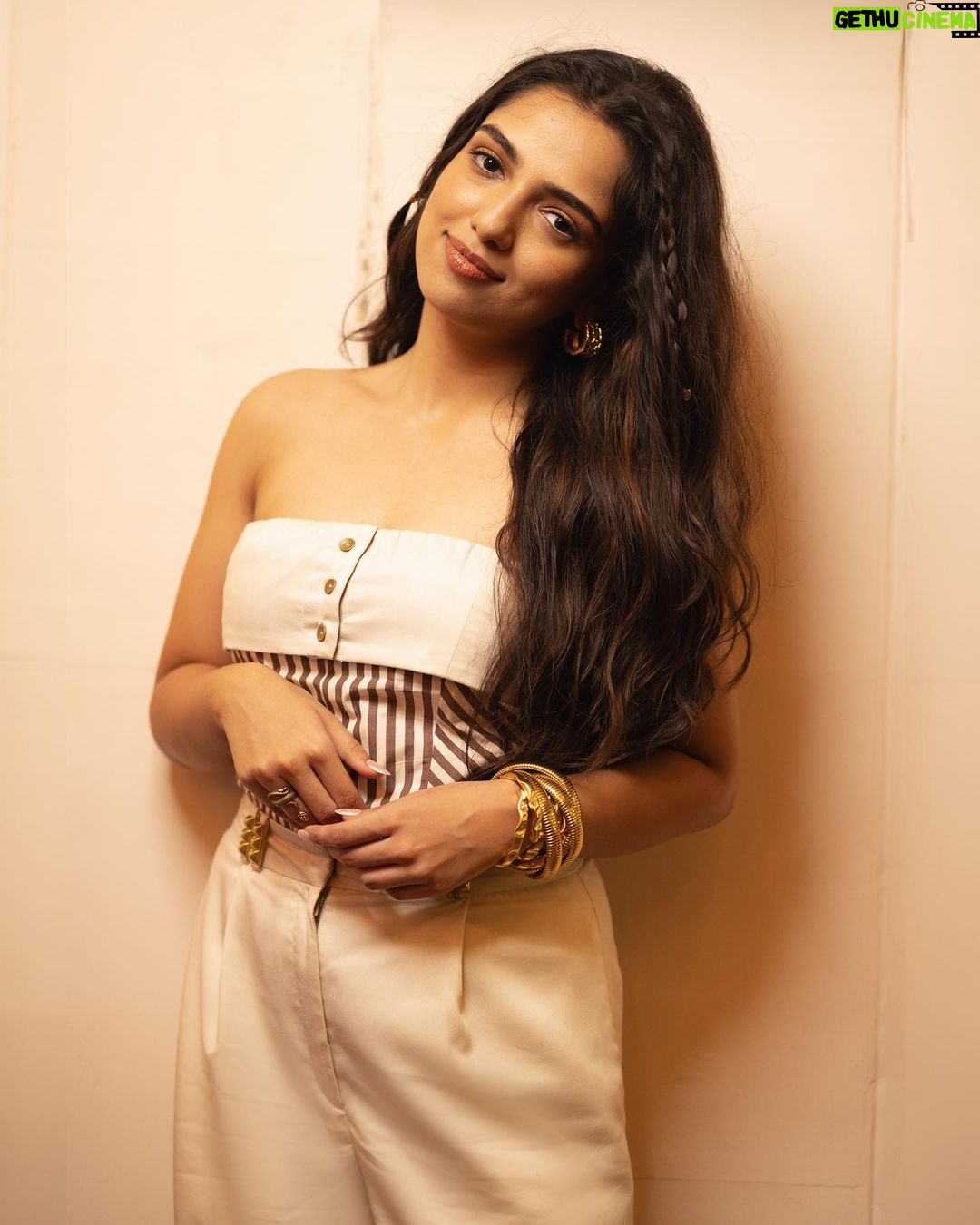 Ahsaas Channa Instagram - Love cafe latte so much so I thought I’ll become one for a day ☕️ Photographed by @vaspaan_shroff Makeup @ritikaturakhia01 Hair @glambydiya Styled by @stylebykayal Assisted by @yashtikaasharmaa Outfit @in.urbansuburban Jewels @inmyelement.jewelry @palmonas_official @auorstudio Heels @londonrag_in