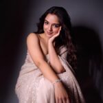 Ahsaas Channa Instagram – Desi mirrorball 

Photographed by @trilogy_works & edited by @retouch_sneha 

Styled by @stylebykayal 
Hair by @view_hairstyles 
Makeup by Me 

Saree @kalkifashion 
Blouse @zwaan.official