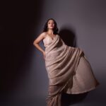 Ahsaas Channa Instagram – Lehron si chaal pe chaal bichade
Dil ko yun behaal bana de

📸 @trilogy_works & edited by @retouch_sneha 

Styled by @stylebykayal 
Makeup I did on my own
Hair @view_hairstyles 

Sari @kalkifashion
Blouse @zwaan.official