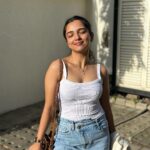 Ahsaas Channa Instagram - 🫧🧸⛅️🎀 Channelling my Shilpa Shetty energy from auzaar Bag @house_of_reecee Top @urbanic_in Jeans @bluebrew.in Shoes @adidasoriginals