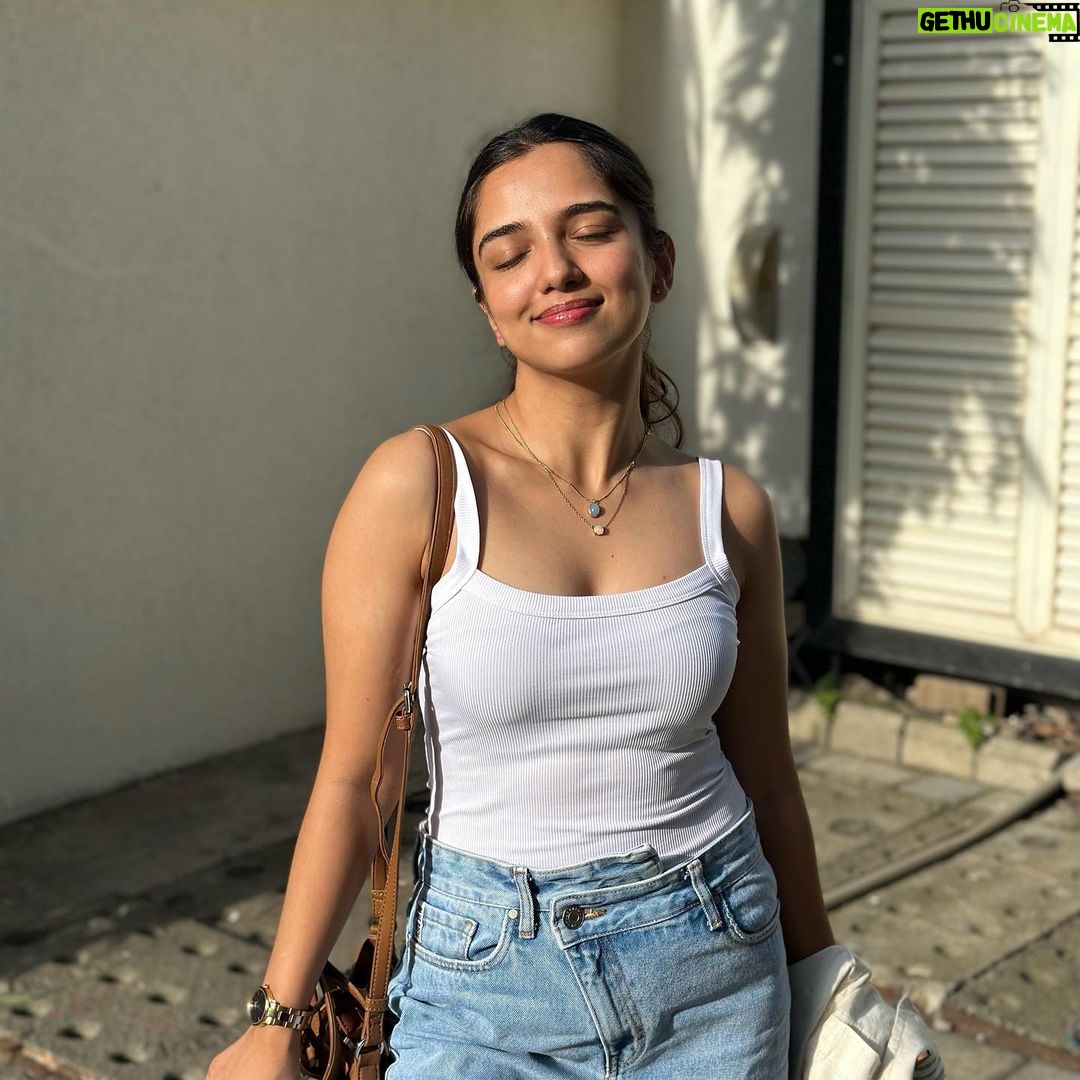 Ahsaas Channa - 415.3K Likes - 🫧🧸⛅️🎀
Channelling my Shilpa Shetty energy from auzaar
Bag @house_of_reecee
Top @urbanic_in
Jeans @bluebrew.in
Shoes @adidasoriginals