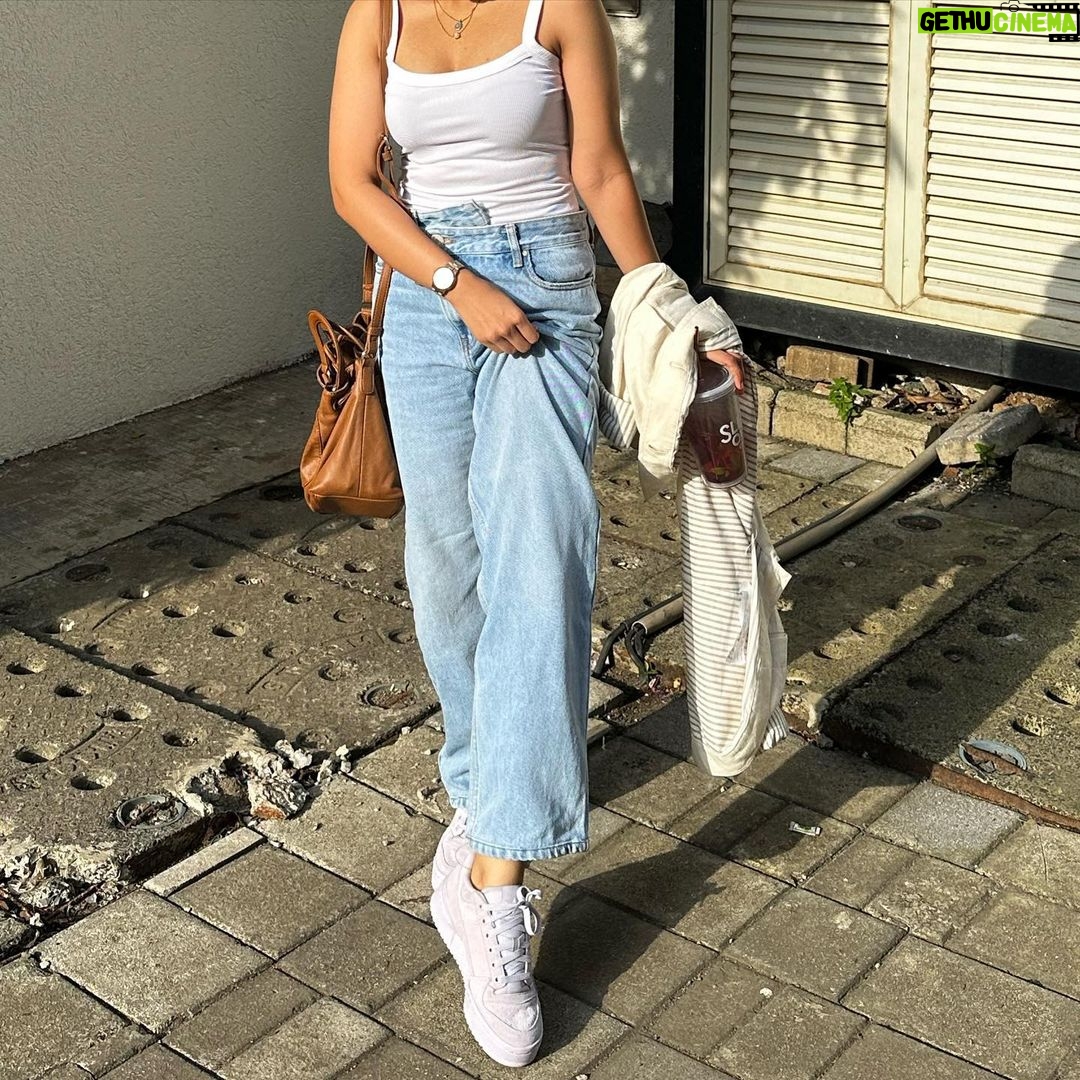 Ahsaas Channa - 415.3K Likes - 🫧🧸⛅️🎀
Channelling my Shilpa Shetty energy from auzaar
Bag @house_of_reecee
Top @urbanic_in
Jeans @bluebrew.in
Shoes @adidasoriginals
