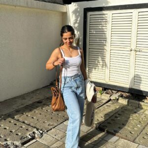 Ahsaas Channa Instagram - 🫧🧸⛅️🎀 Channelling my Shilpa Shetty energy from auzaar Bag @house_of_reecee Top @urbanic_in Jeans @bluebrew.in Shoes @adidasoriginals