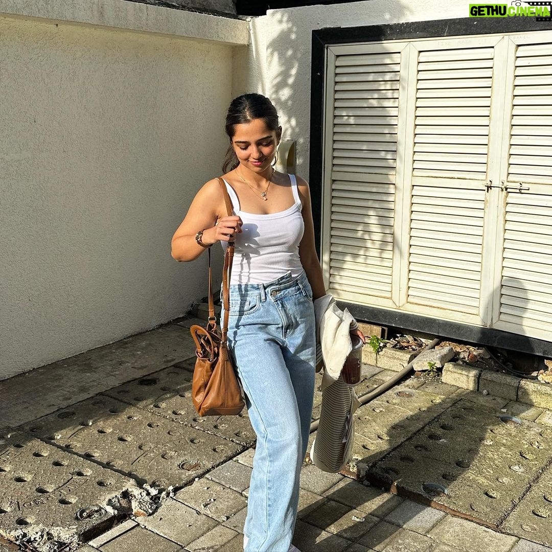 Ahsaas Channa - 415.3K Likes - 🫧🧸⛅️🎀
Channelling my Shilpa Shetty energy from auzaar
Bag @house_of_reecee
Top @urbanic_in
Jeans @bluebrew.in
Shoes @adidasoriginals