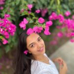 Ahsaas Channa Instagram - फूलों के रंग से, दिल की कलम से तुझको लिखी रोज़ पाती कैसे बताऊँ, किस किस तरह से पल पल मुझे तू सताती तेरे ही सपने, लेकर के सोया तेरी ही यादों में जागा तेरे खयालों में उलझा रहा यूँ जैसे के माला में धागा