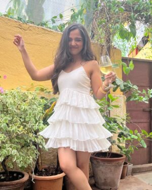 Ahsaas Channa Instagram - 🤍🪩✨

Birthday dress so pretty by @ministrybymehar
📸 @twishadesaii