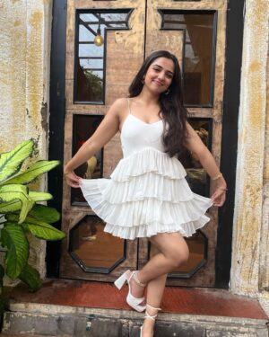 Ahsaas Channa Instagram - 🤍🪩✨

Birthday dress so pretty by @ministrybymehar
📸 @twishadesaii