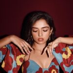 Ahsaas Channa Instagram - ‘Drinking my water, minding my Biz! Monday I’m overrated, Tuesday on my.. ‘ 📸 @pehelaggarwal Makeup @ritikaturakhia01 Hair @glambydiya Styled by @stylebykayal Assisted by @yashtikasharmaaa Outfit @zi.p__ @aayushishahstudio Earrings : @inaya_accessories Ear cuff @inmyelement.jewelry Shoes @houseofprisca_ @ascend.rohank