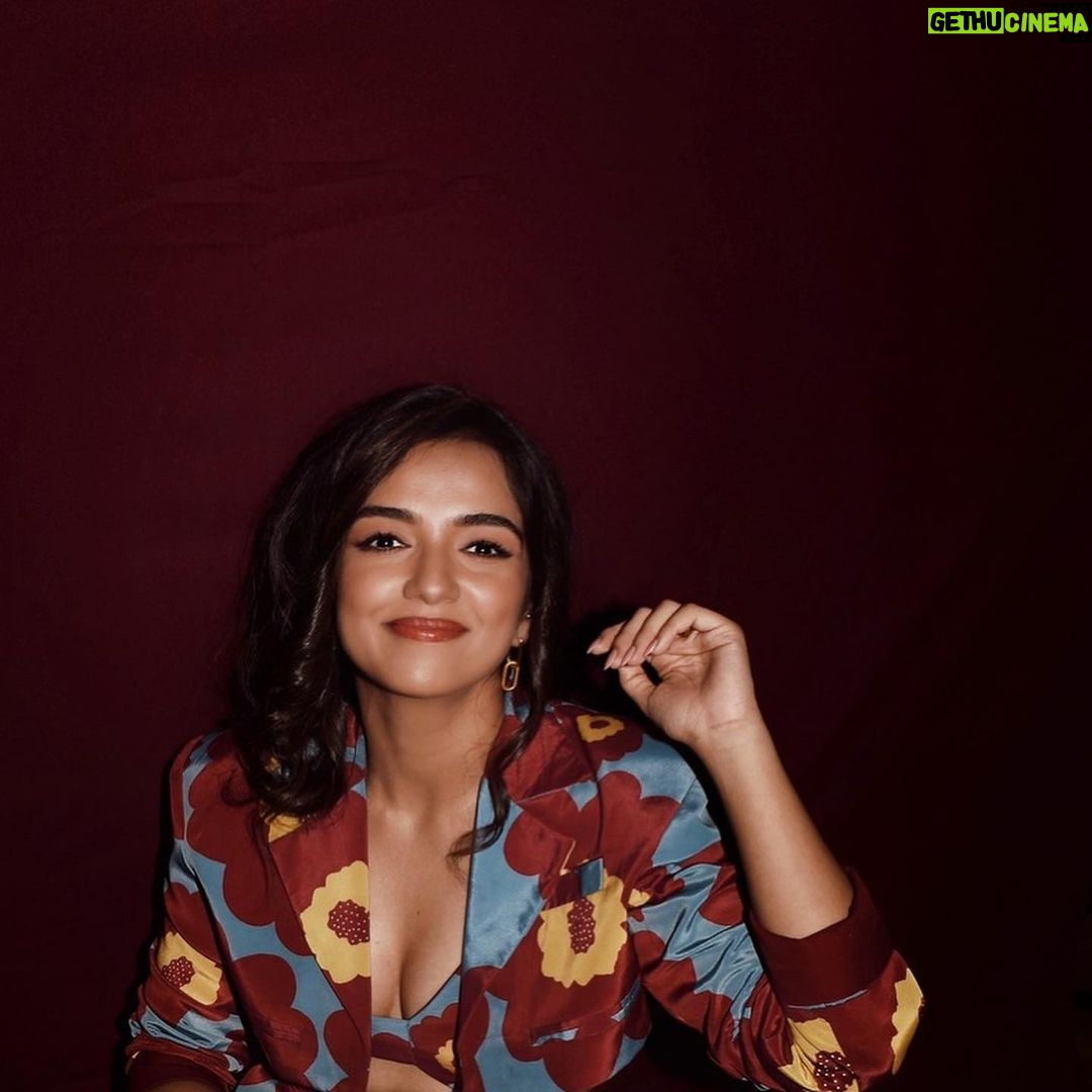 Ahsaas Channa Instagram - ‘Drinking my water, minding my Biz! Monday I’m overrated, Tuesday on my.. ‘ 📸 @pehelaggarwal Makeup @ritikaturakhia01 Hair @glambydiya Styled by @stylebykayal Assisted by @yashtikasharmaaa Outfit @zi.p__ @aayushishahstudio Earrings : @inaya_accessories Ear cuff @inmyelement.jewelry Shoes @houseofprisca_ @ascend.rohank