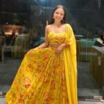 Ahsaas Channa Instagram - Ritika ki mehandi ✨🤍 #SunKissedRitika Wearing @poppiluxe Styled by @stylebykayal