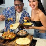 Aida Victoria Merlano Instagram - 𝐆𝐔𝐀𝐑𝐃𝐀 𝐄𝐒𝐓𝐀 𝐑𝐄𝐂𝐄𝐓𝐀↗️ Fajitas de pollo para compartir con la familia y amigos Ingredientes ✅ Pechuga de Pollo 500gr ✅ Pimentón Verde 1/ud ✅ Pimentón Rojo 1/ud ✅ Pimentón Amarillo 1/ud ✅ Cebolla Blanca 1/ud ✅ Sal, Pimienta c/n ✅ Salsa BBQ 3 cda ✅ Salsa de Soya 3 cda ✅ Queso Mozzarella 200gr Acompañar con pico ‘e gallo Ingredientes ✅ Tomate ✅ Cebolla Roja ✅ Cilantro ✅ Aceite de Oliva 1 cda ✅ Limón 3/uds Salsa picante Ingredientes ✅ Mayonesa 4 cda ✅ Queso Cheddar 1 cda ✅ Picante 1/2 cda #recetas #comida #recetasparacompartir #queso #food
