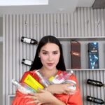 Aida Victoria Merlano Instagram - Sé que a día de hoy es difícil creer en todo lo que recomiendan por redes, pero créanme cuando les digo que gracias a @lapocionoficial tengo el cabello de mis sueños. Tienen una línea de reparación increíble 🥹❤️ y ahora @lapocionoficial tiene termoprotector!!! Así que mí cabello está sanito pesar de que me gusta rizarme tanto ❤️ #patrocinado