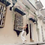 Aida Victoria Merlano Instagram - Hace unos días se me acercó alguien en la calle a pedirme que no incitara a las niñas a que abrieran un Only en lugar de estudiar carreras profesionales porque eso era invitarlas a no desarrollar su intelecto... Me pareció una crítica válida, exceptuando el hecho de que yo no tengo Only y que si se tratase de dar ejemplo, todos mis IGTV tienen detrás discursos con estructuras argumentativas sólidas que no salen de una cabeza hueca; pero atendiendo a la crítica les quiero enviar el siguiente mensaje: Trabajen cada día en ser la mujer que quieren ser sin pasar por encima de nadie, para que el día de mañana no permitan que en la calle alguien quiera invalidarlas por la profesión que elijan. La moral es subjetiva, por lo qué hay juicios que sólo nos atañen a nosotras mismas; pero procuren formarse intelectualmente para que defiendan sus elecciones de manera contundente frente a los doble moral e hipócritas de los que esta lleno el mundo. ❤️ Jamás elijan el camino que otro les trazó y menos el camino al que la necesidad las lleve. Trabajen por materializar lo que ven con los ojos cerrados, sea lo que sea ❤️ las amo mucho mis mujeres lindas, fuertes, inteligentes y valientes.
