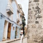 Aida Victoria Merlano Instagram - Hace unos días se me acercó alguien en la calle a pedirme que no incitara a las niñas a que abrieran un Only en lugar de estudiar carreras profesionales porque eso era invitarlas a no desarrollar su intelecto... Me pareció una crítica válida, exceptuando el hecho de que yo no tengo Only y que si se tratase de dar ejemplo, todos mis IGTV tienen detrás discursos con estructuras argumentativas sólidas que no salen de una cabeza hueca; pero atendiendo a la crítica les quiero enviar el siguiente mensaje: Trabajen cada día en ser la mujer que quieren ser sin pasar por encima de nadie, para que el día de mañana no permitan que en la calle alguien quiera invalidarlas por la profesión que elijan. La moral es subjetiva, por lo qué hay juicios que sólo nos atañen a nosotras mismas; pero procuren formarse intelectualmente para que defiendan sus elecciones de manera contundente frente a los doble moral e hipócritas de los que esta lleno el mundo. ❤️ Jamás elijan el camino que otro les trazó y menos el camino al que la necesidad las lleve. Trabajen por materializar lo que ven con los ojos cerrados, sea lo que sea ❤️ las amo mucho mis mujeres lindas, fuertes, inteligentes y valientes.