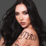 Aida Victoria Merlano Instagram - Yo no puedo quebrar tus prejuicios. Lo único que puedo hacer es desnudarme y mostrar que no soy más que un alma traslúcida, que se esconde, únicamente, tras esta piel. Y si, sé que el mundo siempre tratará de tatuar la luz que le muestres con sus etiquetas y su odio... Pero yo elijo alimentarme de esas marcas y usarlas como adorno. Esta persona, aún está inacabada. ••••••••••••••••••••••••••••••••••••••••• Ph: @pereslenph 💄: @eleinemakeup