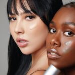 Aida Victoria Merlano Instagram - DIVASCREEN by Aida Victoria ❤️‍🔥 Hace 15 meses mandé a preparar un protector solar con color para uso personal, lo fui modificando a mi gusto y era el protector solar “perfecto”, hasta el día que me di cuenta de que solo se adaptaba a pieles blancas. Cuando le escribí al laboratorio para mandar a pedir uno para un amigo con piel oscura, me dijeron que no manejaban ese tipo de pigmentos y que para personas ese tono de piel, tenían una versión “sin color”. Se me prendió el bombillo y llamé a Mary la dueña de @divalash.co y le pregunté: ¿Por qué DivaSkin no tiene protectores solares? Me dijo que era muy complicado y que ninguna fórmula le gustaba. Le pedí la dirección, le mandé el producto y lo amó; le conté mi idea de mandar a importar pigmentos oscuros y se montó conmigo en este tren. Hoy es una realidad, un protector solar con 4 matices!!! Que se adapta a todos los tonos de piel, con una textura sedosa que deja la piel suave e hidratada; protege de los rayos UVA y UVB ❤️ La verdad, QUÉ PRODUCTO TAN HP!!! No existe alguien que lo pruebe y no lo ame. Pueden comprarlo en @divalash.co o en el link que está en mi perfil ✨ Los amo un montón!
