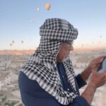 Aida Victoria Merlano Instagram - Pa, Los globos parecen pertenecerle al cielo tanto como las mismas nubes. Estamos a 400 metros del suelo al otro lado del mundo; miro hacia abajo con ganas de llorar y el paisaje es casi tan bonito como tus ojos encharcados. Quiero cumplirte los sueños que no soñaste hasta que te conviertas en memorias. Quiero ser respuesta, porque me conmueve tu curiosidad infantil que todo lo pregunta. Quiero amarte con la conciencia permanente de lo fugaz del tiempo y así erradicar del futuro cualquier “hubiera”. Que se nos sigan encharcando los ojos de dicha. ❤️ Te amo.
