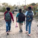 Aida Victoria Merlano Instagram - Cuando fui a documentar la forma de vida dentro del resguardo indígena Zenú nos encontramos con la realidad de las artesanas detrás del sombrero vueltiao, que ganan de 8.000$ a 15.000$ pesos diarios. Muchos de estos niños no pueden acceder ni a un cuaderno. Así que prometimos volver y logramos entregar 300 kits escolares ❤️ Ya sé que siempre se los digo, pero en serio gracias por dejarme tener este trabajo. Esto tiene la firma de todos 💖