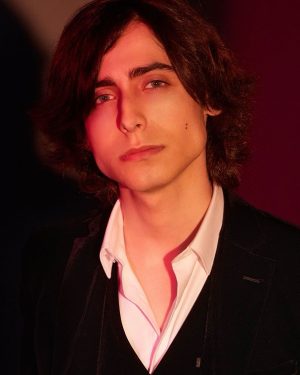 Aidan Gallagher Instagram - Thank you Netflix TUDUM! 
Comment your favorite scene of the season and how many times you’ve watched each season!