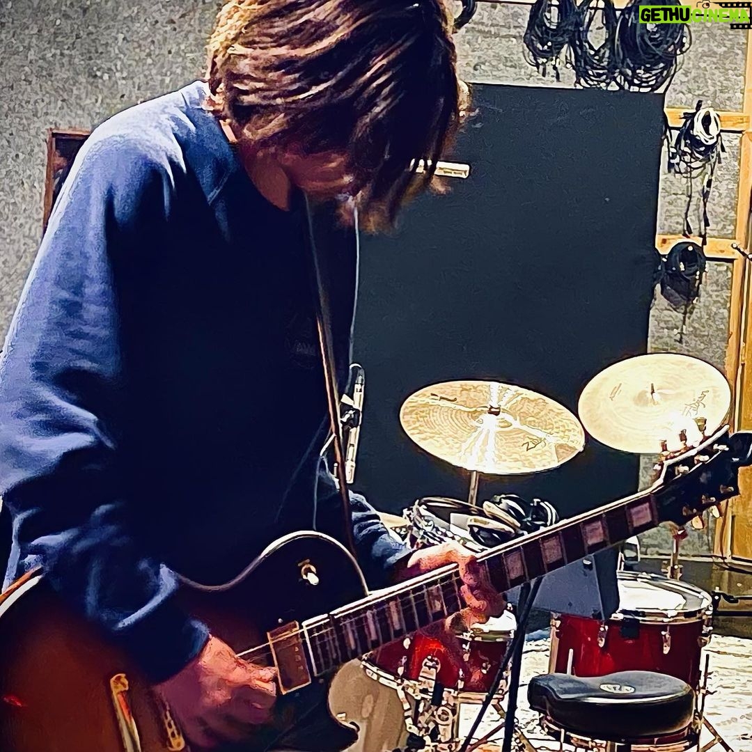 Aidan Gallagher Instagram - New album coming 💿🎸 Go to BandsInTown.com to follow!