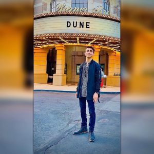 Aidan Gallagher Instagram - About to see #DUNE at Warner Brothers. Just met Denis Villeneuve…super excited for this! 🎥🎞🍿🍿