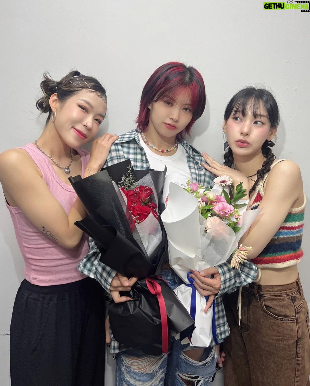 Aiki Instagram - 영원히 기억할게. #아이키단독팬콘서트 #aikifanconcert . 가장 나다운 모습으로 가장 행복한 하루를 보내게 해준 우리 이끼들 사랑해! 의리로 함께 채워준 허니제이,프라우드먼,노제,효진초이 우리 스우파 전우들 사랑해요. 탭댄서들과 우리 젬마크루 모두 고맙고,감사함 또 베풀어갈게요:) 예쁜 이키 만들어준 헤메스 가족분들과 우리 에스팀가족들 감사하고 사랑합니다. 처음으로 단독팬콘서트를 멋지게 할수있도록 도와준 빅크 모먼트. 진짜 최고였어요! 1,2부 오프라인,온라인 함께 놀아준 1000여 이끼들 사랑하고, 언제나 더 사랑해줄게❤️ #이끼 #이끼 #이끼 #이끼 #이끼 #ikki #이끼