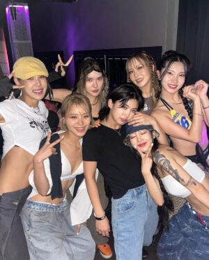 Aiki Instagram - 숲파샤이~스우퍄사이🕶🖤
사랑해 스우파 전우애. #SWF 
.
At party of holybang #FTF 
@__honey.j__ @play_holybang 
이제야 말하는데,스우파1등 배아프지만 멋있어서사랑해.