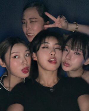 Aiki Instagram - 숲파샤이~스우퍄사이🕶🖤
사랑해 스우파 전우애. #SWF 
.
At party of holybang #FTF 
@__honey.j__ @play_holybang 
이제야 말하는데,스우파1등 배아프지만 멋있어서사랑해.