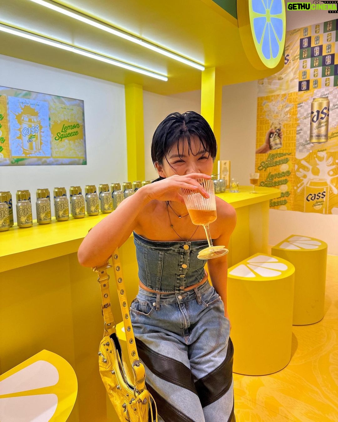 Aiki Instagram - 질투난다. 나만큼 상큼한거, 너가 좋아할 생각하니까 . This is as fresh as me. Which one do you like better? 🍋or me?! #광고 #카스쿨 #카스레몬스퀴즈 #카스레몬팝업 @official.cass 🍋
