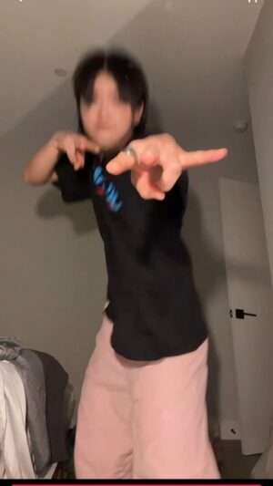 Aiki Instagram - 여미라고 혼내더니 계속 보더라?
If I take off T-shirt, and u