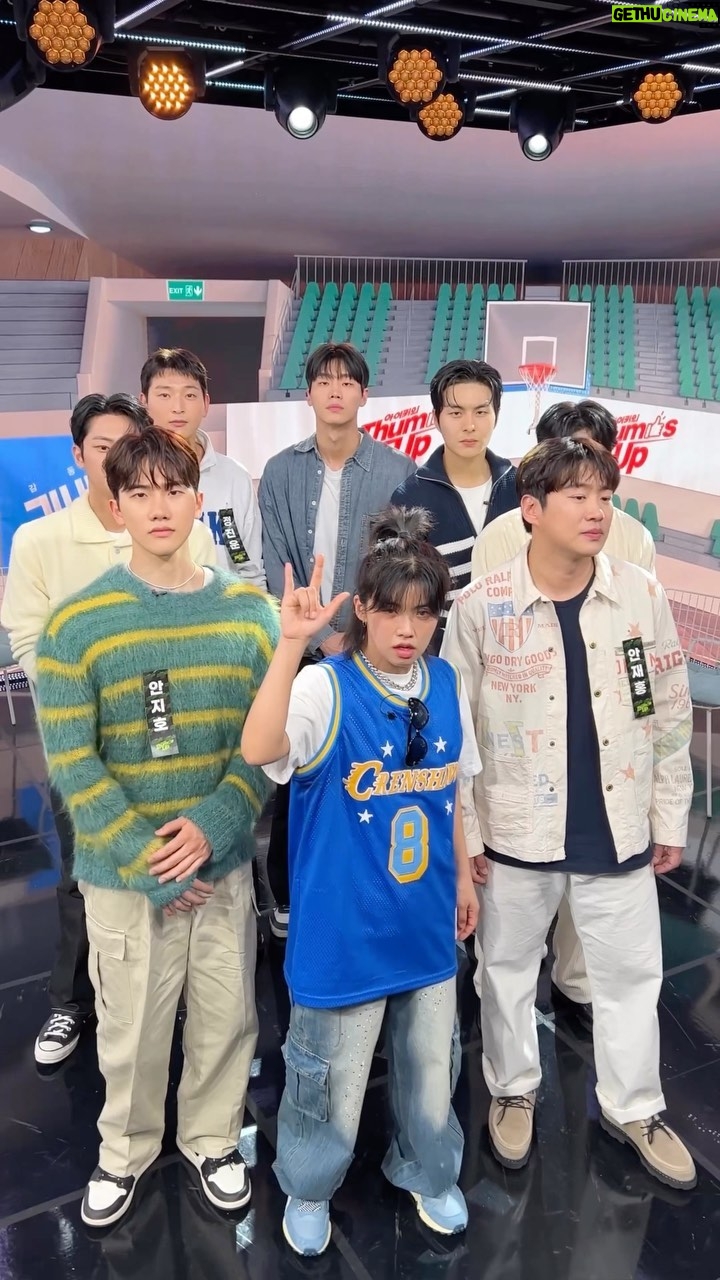 Aiki Instagram - 비장한 표정과 그렇지 못한 춤. 눈물닦으면서 #리바운드 같이 볼사람🔥🏀 #안재홍 #정진운 #이신영 #김택 #정건주 #김민 #안지호 At Naver now ‘아이키의 떰즈업‘