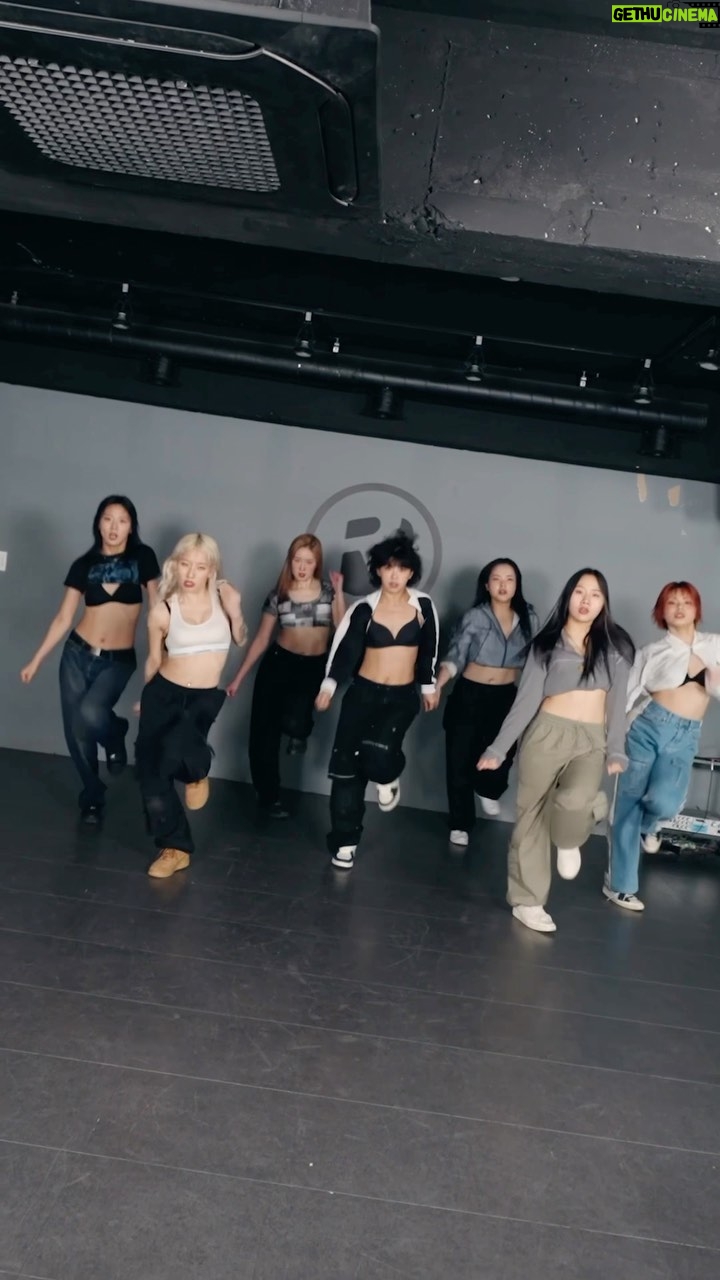 Aiki Instagram - 여자들 모두 손들어 Put your hands up Girls 🖐🏻 Woman is Strong 🔥 Dc by natiuv / #hook #crazyinlove